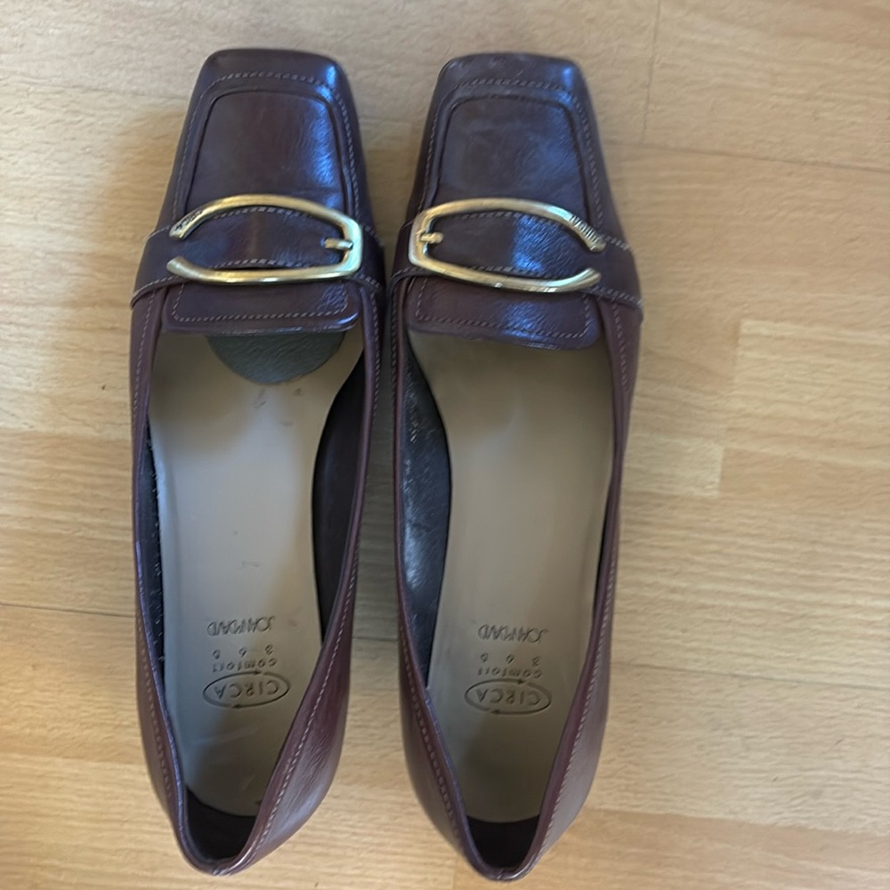 Joan&David brown large buckle kitten heel buckle